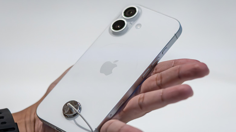 apple-iphone-17-1758677798